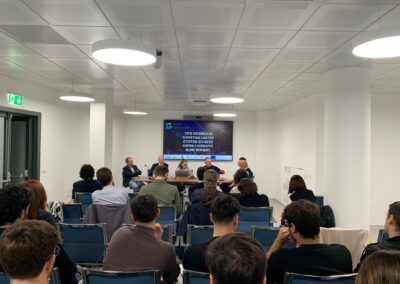 It is a picture of the panel discussion. Vito Iacobellis, CHristian Louter, Steffen Schäfer, Andrej Vorkrapić and Aline Bergert sit at a table infront of the audience.